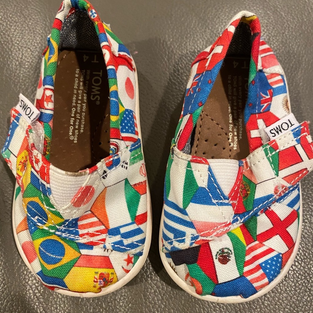 Baby size 4 World flag print TOMS